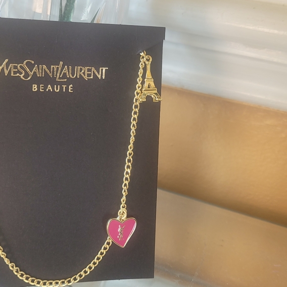 Yves Saint Laurent - Picture 11 of 15